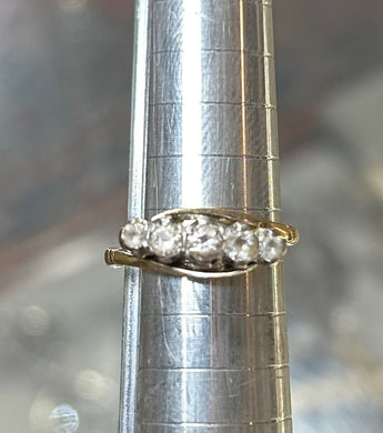 18ct Gold and Diamond Ring.