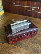 Valet Auto-strop safety razor.