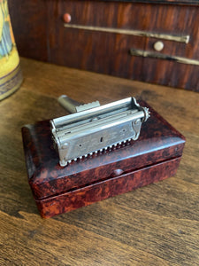 Valet Auto-strop safety razor.